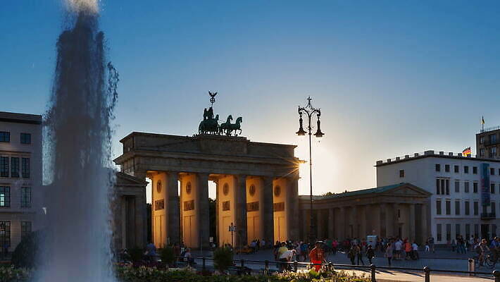 조각 건축양식 하늘 독일 사람없음 야외 관광지 빛 태양 여행객 도시 역사 분수 베를린 천연기념물 랜드마크 4K 타임랩스 MOV 해외동영상 클립영상 자연요소 건축 유럽 여행 촬영기법 사람 동영상 파일형식