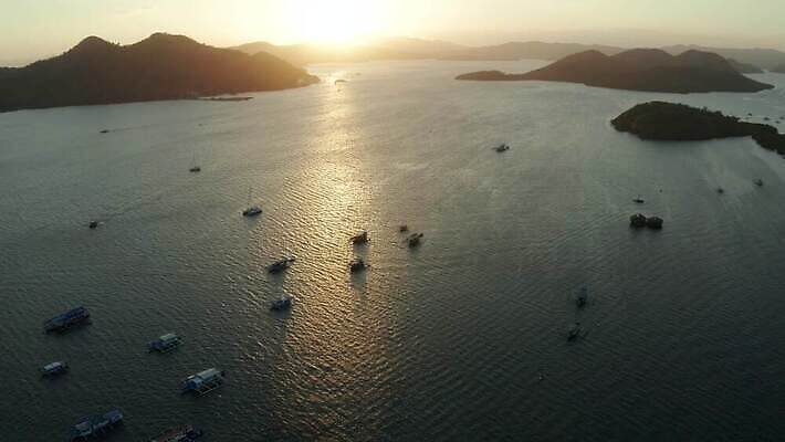 바다 섬 자연 하늘 산 안테나 사람없음 물 햇빛 태양 노란색 어둠 황혼 일몰 새벽 보트 장면 스카이라인 다도해 수평선 4K MOV 해외동영상 클립영상 자연요소 컬러 배_교통 통신 노을 생태계 동영상 파일형식