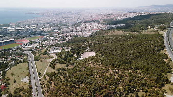 외관 유럽 도로 여행 교통시설 자동차 건설업 파노라마 풍경 사람없음 야외 맑음 역사 연결 지중해 출퇴근 마케도니아 발칸반도 4K MOV 해외동영상 클립영상 나라 산업 길 육상교통 바다 교통 비즈니스 날씨 촬영기법 시설 동영상 파일형식 남유럽