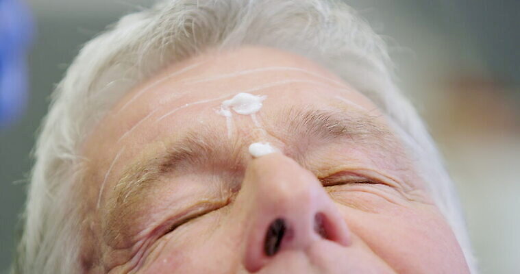 백인 여자 노년 남자 얼굴 중년 장갑 영국 잉글랜드 실내 사람 두명 머리 건강관리 환자 의사 주름 준비 70대 이마 서식스 신청 4K MOV 해외동영상 클립영상 서양인 잡화 유럽 의학 건강 관리 성인 내부 신체부위 의료진 동영상 파일형식