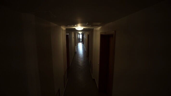 디자인 벽 백그라운드 건축양식 창문 모션 날씨 추상 출입구 바닥 주택 실내 사람없음 내부 건물 빛 달리기 문 어둠 산책 방 도시 홀 복도 터널 버리기 종료 방법 옛날 1인칭시점 오싹 비어있는 4K MOV 해외동영상 클립영상 건축물 시선 건축 길 무늬 휴식 공간 동영상 파일형식