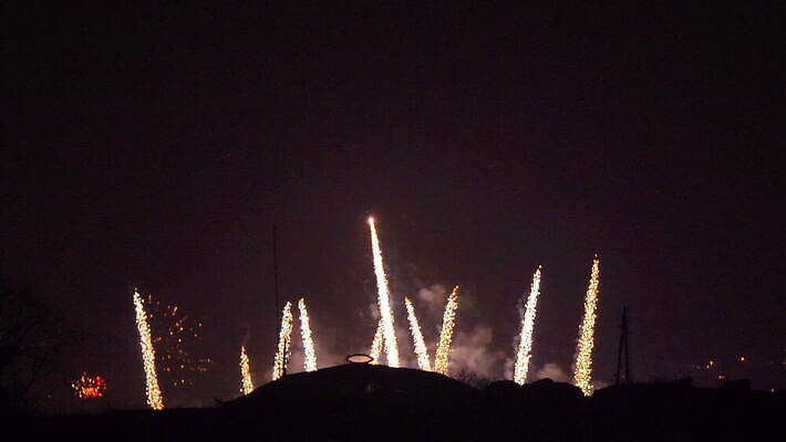 행복 크리스마스 하늘 성공 불 추상 휴가 불꽃 기념 폭죽 불꽃놀이 이벤트 사람없음 빛 컬러풀 파티 축제 기쁨 로켓 축하 야간 폭발 시작 보케 쇼 마법 스카이라인 파열 7월 광 마무리 웅장함 진짜 카운트다운 크리스마스이브 유흥 효과 4K MOV 해외동영상 클립영상 자연요소 기념일 감정 컬러 컨셉 무늬 놀이 날짜 동영상 파일형식