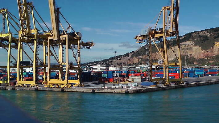 유럽 산업 바다 여행 비즈니스 건축양식 공장 교통시설 사람없음 건물 물 여름 쌓기 항구 건설현장 발전소 화물 도시 보트 스페인 상품 컨테이너 땅 지중해 기중기 무역 상업 가스 수납 포트 바르셀로나 물류 MOV 해외동영상 클립영상 자연요소 건축물 계절 건축 나라 교통 배_교통 공업 모션 건설업 에너지 운송업 중장비 시설 동영상 파일형식