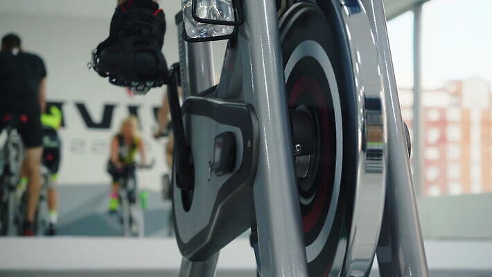 스포츠 신발 교실 실내 건강 사람 앉기 성인 사람없음 신체부위 운동복 운동 자전거 연습 체육관 회전 근육질 사이클링 돌리기 양발 페달 MOV 해외동영상 클립영상 옷 교육 학교 모션 근육 내부 바이크 육상스포츠 몸매 동영상 파일형식