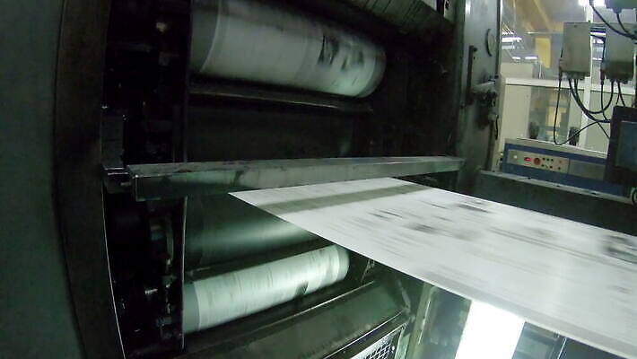 식물 산업 컬러 공장 잉크 타이포그라피 사람없음 빨간색 상점 웹 힘 기계 바 신문 잡지 인쇄 바느질 수집 속도 회전 상업 롤러 언론 방법 완벽 출판 4K MOV 해외동영상 클립영상 문자 컨셉 인터넷 공업 간행물 뉴스 동영상 파일형식