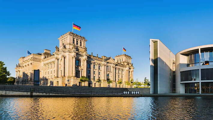 건축양식 하늘 독일 사람없음 야외 건물 관광지 강 반사 역사 신분 베를린 랜드마크 4K 타임랩스 락다운 MOV 해외동영상 클립영상 건축물 건축 유럽 여행 촬영기법 동영상 파일형식