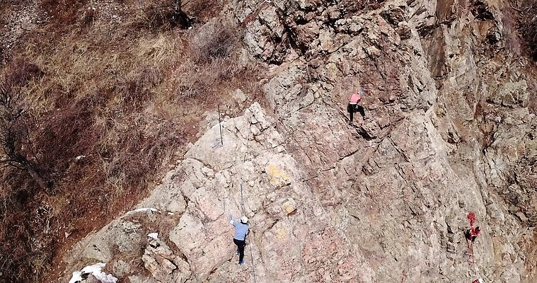 라이프스타일 여자 밧줄 벽 스포츠 모션 자연 성공 산 안테나 건강 안전 사람 사람없음 야외 운동 힘 등산 장비 도전 체험 정상 위험 집중 연습 오르기 항공촬영 드론 산악가 4K MP4 해외동영상 클립영상 줄 뷰포인트 컨셉 통신 생활 트래킹 생태계 동영상 파일형식