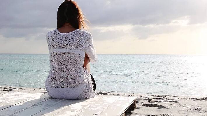 구름 모자 여자 감정 모래 파도 바다 신체 하늘 바람 휴가 휴식 한명 사람 앉기 해변 뒷모습 물 여름 비키니 햇빛 평화 맑음 화목 자유 슬픔 흰색 표현 고독 고민 고립 혼자 MOV 해외동영상 클립영상 자연요소 1 잡화 계절 수영복 뷰포인트 컬러 컨셉 모션 날씨 태양 동영상 파일형식