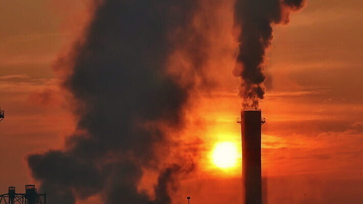 식물 실루엣 산업 공장 하늘 굴뚝 사람없음 글로벌 햇빛 태양 일출 환경 힘 일몰 손상 에너지 독약 오염 분위기 연기 수증기 파이프 연료 가스 배기가스 생태학 스모그 화학물질 4K MOV 해외동영상 클립영상 자연요소 교육 컨셉 공업 촬영기법 노을 화학 동영상 파일형식