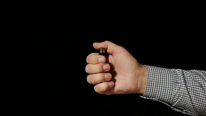 손 디자인 컬러 백그라운드 불 불꽃 조명 흡연 담배 경기 사람없음 빨간색 빛 노란색 금속 검은색 어둠 장비 흰색 공구 뜨거움 휘발유 위험 플라스틱 오브젝트 싱글 연료 가스 라이터 중독 연소 고립 점화 철강 화상 벡터 MOV 해외동영상 클립영상 자연요소 스포츠 컨셉 재질 신체부위 도구 석유 상처 동영상 파일형식