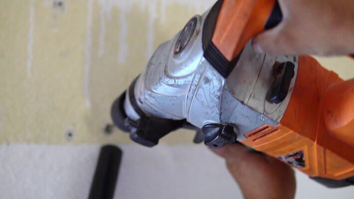 산업 벽 백그라운드 주택 손잡이 사람없음 아웃포커스 금속 힘 기계 장비 회색 기구 공구 업무 구멍 수리 무선 오브젝트 속도 질감 회전 무거움 토막 린스 송곳 조작 콘크리트 하드웨어 4K MP4 해외동영상 클립영상 컬러 재질 촬영기법 건물 컴퓨터 도구 작업 무게 동영상 파일형식