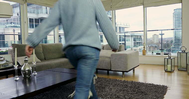 라이프스타일 커플 여자 창문 가정 관계 휴식 잉글랜드 아파트 실내 풍경 성인 두명 30대 인테리어 우정 런던 시티라이프 성인여자만 4K MOV 해외동영상 클립영상 디자인 컨셉 영국 주택 사람 내부 생활 장년 친구 동영상 여자만 성인만 파일형식