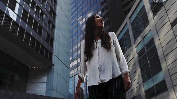 라이프스타일 여자 로우앵글 건축양식 청소년 유리 미래 독일 한명 서기 사람 인종 야외 건물 사무실 고층빌딩 희망 놀람 도시 도심 인도인 호기심 프랑크푸르트 이민 혼혈 4K MOV 해외동영상 클립영상 외국인 1 건축물 건축 감정 유럽 뷰포인트 이동 컨셉 비즈니스 모션 재질 표정 동양인 빌딩 생활 다문화 동영상 파일형식