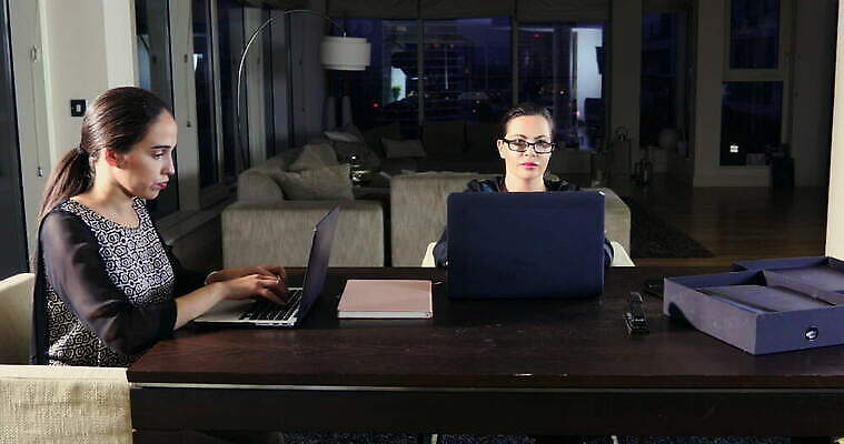 라이프스타일 여자 비즈니스 사업가 잉글랜드 아파트 실내 앉기 풍경 성인 두명 30대 노트북 인테리어 컴퓨터 작업 비즈니스우먼 동료 런던 시티라이프 고용 성인여자만 4K MOV 해외동영상 클립영상 직업 디자인 관계 모션 영국 주택 사람 내부 생활 장년 전자제품 구직 직장인 동영상 채용 여자만 성인만 파일형식