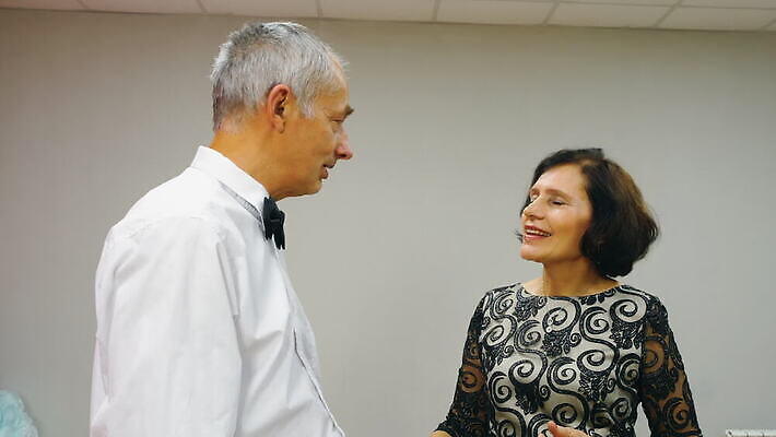 백인 커플 드레스 여자 노년 남자 유럽 관계 나비넥타이 주택 갈색머리 함께함 실내 말하기 대화 사랑 미소 정장 성인 두명 쌍 자신감 날짜 우아함 유혹 은퇴 리빙 고립 옛날 노화 동정 MOV 해외동영상 클립영상 서양인 헤어스타일 옷 감정 나라 컨셉 모션 넥타이 표정 사람 내부 건물 동영상 파일형식