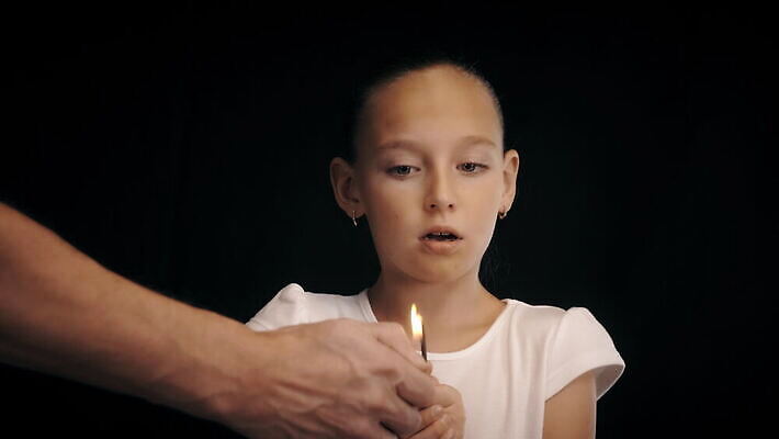 응시 여자 감정 별 얼굴 크리스마스 생각 불 휴가 불꽃 스트레스 기념 폭죽 한명 사람 10대 빛 파티 검은색 축제 외침 고통 표현 뜨거움 폭력 황금 야간 무서움 탈출 불안 고민 공포 문제 크리스마스이브 트러블 화상 4K MOV 해외동영상 클립영상 자연요소 1 시선 기념일 컬러 컨셉 청소년 이벤트 신체부위 소리 상처 사회이슈 동영상 파일형식