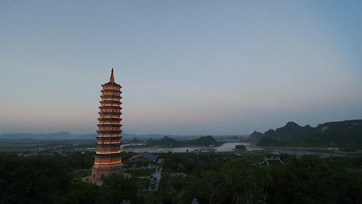 전통 아시아 종교 문화 여행 불교 건축양식 바람 사람없음 건물 탑 황혼 새벽 시간 사찰 야간 저녁 시력 베트남 빛망울 랜드마크 복잡 4K 타임랩스 MOV 해외동영상 클립영상 자연요소 건축물 건축 나라 컨셉 종교건축 날씨 촬영기법 빛 동남아시아 일몰 동영상 파일형식
