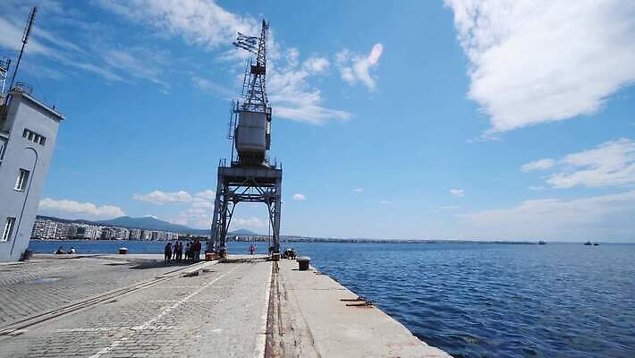 유럽 산업 바다 여행 비즈니스 교통시설 하늘 미술 풍경 사람없음 야외 물 파란색 햇빛 항구 새벽 화물 흰색 깃발 도시 점 보트 분위기 그리스 창고 기중기 만족 무역 상업 해안도시 수로 방문 포트 물류 그리스인 발견 로딩 수입 터미널 4K MP4 해외동영상 클립영상 자연요소 서양인 감정 나라 컬러 교통 컨셉 배_교통 문화예술 태양 운송업 중장비 시설 동영상 파일형식