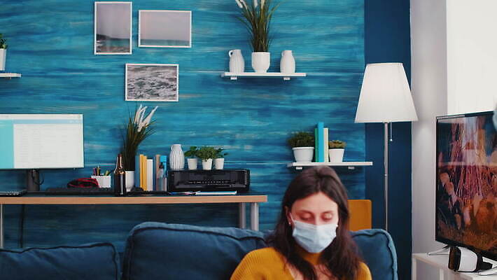 컨셉 거실 모바일 주택 맥주 대화 가면 마스크 사람없음 친구 스마트폰 핸드폰 소파 글로벌 우정 마시기 네트워크 그룹 뉴스 바이러스 보호 연결 예방 번짐 온라인 소셜 채팅 코로나바이러스 사교적 뉴노멀 4K MOV 해외동영상 클립영상 의자 관계 모션 주류 말하기 건물 경제 전자제품 스마트기기 동영상 파일형식 효과