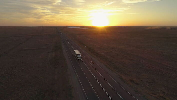 산업 도로 여행 교통시설 자동차 아침 거리 안테나 풍경 사람없음 태양 카메라 일출 일몰 운전 트럭 화물 시골 고속도로 황금 저녁 아스팔트 속도 상업 짐차 트레일러 갸우뚱 물류 드론 스텝 4K MOV 해외동영상 클립영상 주간 자연요소 길 육상교통 교통 통신 모션 전자제품 노을 운송업 야간 시설 동영상 파일형식