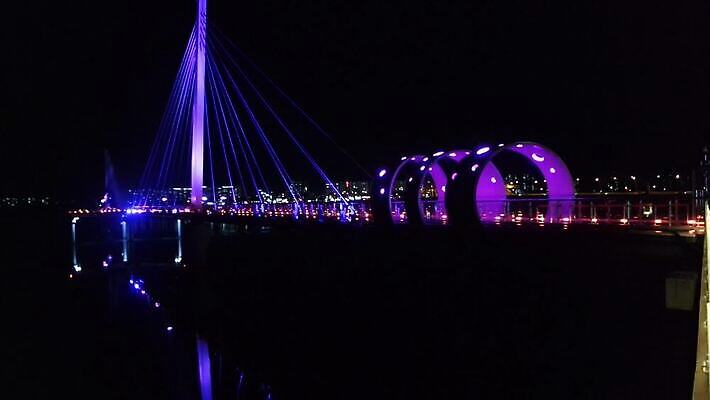 유럽 아시아 바다 여행 건축양식 전등 조명 한국 동양인 풍경 사람없음 건물 물 도시풍경 반사 여행객 탑 항구 고층빌딩 새벽 도시 만 보트 도심 야간 저녁 장면 스카이라인 석호 빛망울 랜드마크 MOV 해외동영상 클립영상 자연요소 건축물 건축 나라 배_교통 교통시설 사람 인종 빌딩 빛 동영상 파일형식