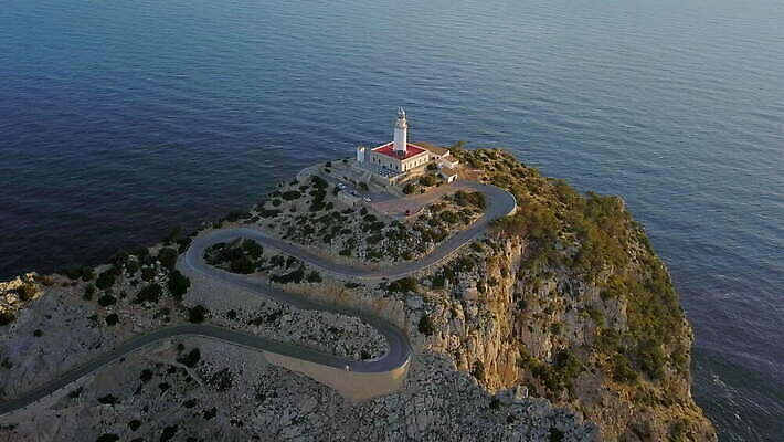 도로 바다 곡선 건축양식 자연 등대 사람없음 야외 건물 물 빛 햇빛 탑 스페인 방향 침식 조감도 남유럽 4K MOV 해외동영상 클립영상 자연요소 건축물 건축 유럽 길 선 교통시설 태양 생태계 동영상 파일형식