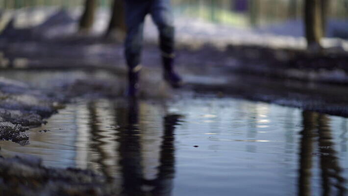 계절 공원 남자 행복 도로 어린이 장난 모션 자연 놀이 날씨 부츠 건강 소년 사람없음 야외 물 점프 봄 산책 기쁨 젖음 떨어짐 웅덩이 먼지 진흙 고무 걸음마 방수 양발 스플래쉬 4K MOV 해외동영상 클립영상 자연요소 공공시설 감정 길 신발 컨셉 교통시설 휴식 사람 생태계 동영상 파일형식