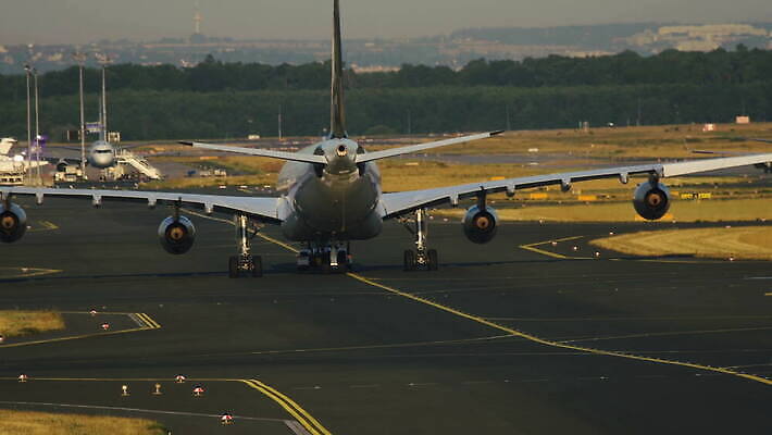 여행 백그라운드 교통시설 모션 자동차 비행기 사람없음 뒷모습 황혼 일몰 당기기 공항 승차 저녁 항공 상업 제트기 승객 견인 엔진 격납고 대패 땅바닥 항공사 4K 지상주행 유도로 MOV 해외동영상 클립영상 산업 육상교통 뷰포인트 교통 항공교통 대중교통 바닥 노을 야간 시설 동영상 파일형식