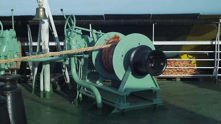 밧줄 바다 부분 항해 나선형 사람없음 금속 항구 힘 잡기 만 보트 당기기 코드 연결 크루즈 갑판 함선 포트 닻 모터 도르래 줄서기 철강 4K MOV 해외동영상 클립영상 줄 무늬 배_교통 교통시설 모션 재질 동영상 파일형식