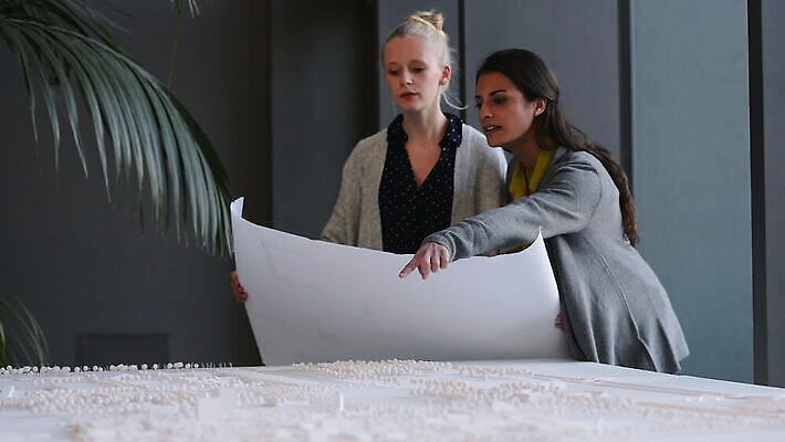 백인 모델 여자 생각 건축양식 통신 청소년 협력 설계 노동자 독일 실내 대화 한명 서기 20대 두명 10대 연주자 잡기 엔지니어 계획 건축가 마네킹 토론 뮌헨 바이에른 성인여자만 브레인스토밍 MOV 해외동영상 클립영상 서양인 직업 1 건축 유럽 컨셉 모션 말하기 사람 청년 내부 음악가 기술자 동영상 여자만 성인만 파일형식