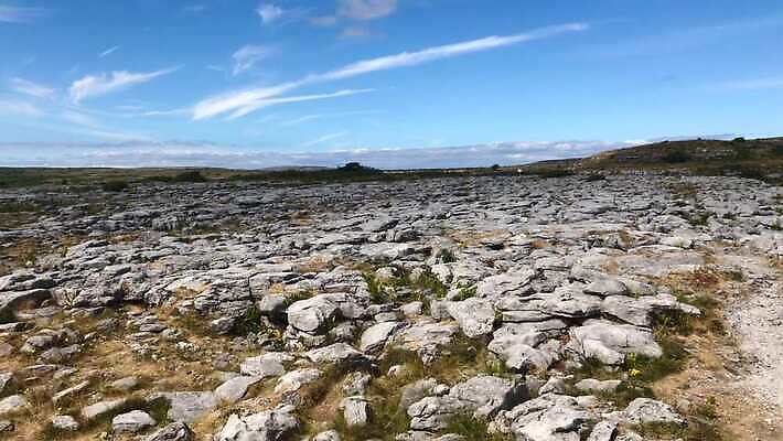 공원 유럽 여행 자국 자연 사람없음 야외 환경 계곡 도전 시골 거친 황무지 언덕 빙하 아일랜드 선사시대 대서양 노출 랜드마크 석회암 옛날 울퉁불퉁 전국 4K MP4 해외동영상 클립영상 공공시설 나라 바다 암석 역사 생태계 동영상 파일형식