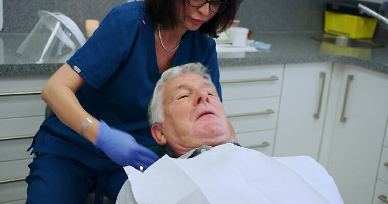 백인 여자 노년 남자 중년 장갑 영국 잉글랜드 실내 대화 사람 두명 건강관리 기댐 터치 환자 보호 준비 치과의사 치과용품 70대 조절 서식스 4K MOV 해외동영상 클립영상 서양인 잡화 유럽 컨셉 의학 모션 건강 관리 말하기 성인 내부 의사 의료용품 동영상 파일형식