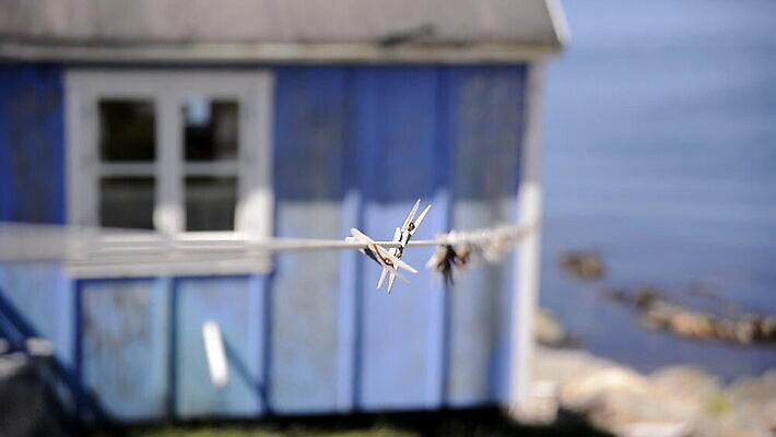 전통 문화 건축양식 창문 주택 사람없음 야외 목재 파란색 평화 마을 빨랫줄 심플 빨래집게 그린란드 결석 MOV 해외동영상 클립영상 나무 건축 줄 컬러 섬 컨셉 재료 집게 덴마크 건물 동영상 파일형식