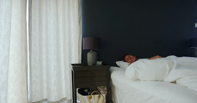 아침 영국 탈의 실내 한명 앉기 침실 자명종 기상 침대 잠 서식스 4K MOV 해외동영상 클립영상 주간 1 유럽 시계 가구 모션 사람 내부 알람 동영상 파일형식