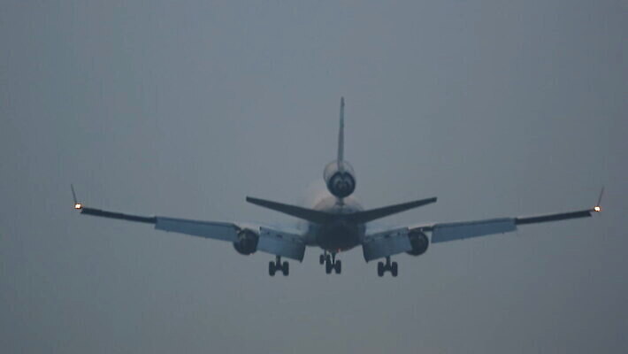선 여행 교통시설 날씨 비행기 사람없음 안개 공항 도착 항공 출발 활주로 제트기 대패 뿌연 착륙 지상주행 유도로 MOV 해외동영상 클립영상 길 교통 컨셉 항공교통 대중교통 시설 동영상 파일형식