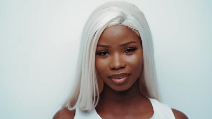 백인 모델 헤어스타일 손 배너 드레스 포즈 흑인 비즈니스 바닥 실내 파노라마 한명 앉기 뷰티 숫자 유행 모임 덮개 흰색 고급 잡지 누드 발사 디자이너 미녀 흰배경 경영자 상업 예술가 스타일리스트 헤딩 스타일 4K MOV 해외동영상 클립영상 서양인 직업 문자 1 옷 컬러 백그라운드 컨셉 모션 촬영기법 사람 내부 신체부위 간행물 축구 뚜껑 미인 리더 동영상 파일형식