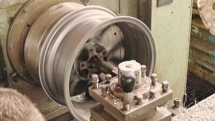 식물 직업 산업 공장 노동자 한명 상점 금속 장비 과학기술 도구 스패너 반지 업무 바퀴 센터 가장자리 제조 상품 균형 자르기 회전 타이어 되감기 방법 철강 MOV 해외동영상 클립영상 1 장신구 공업 모션 재질 기술 사람 공구 작업 둘레 동영상 파일형식