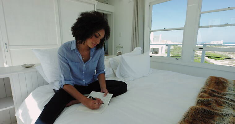 라이프스타일 여자 가구 아프리카 청소년 실내 한명 앉기 20대 인테리어 침실 침대 기록 남아프리카 케이프타운 성인여자만 성인여자한명만 혼혈 4K MOV 해외동영상 클립영상 1 디자인 나라 생활용품 모션 사람 청년 내부 생활 다문화 동영상 남아프리카공화국 여자만 여자한명만 성인만 파일형식