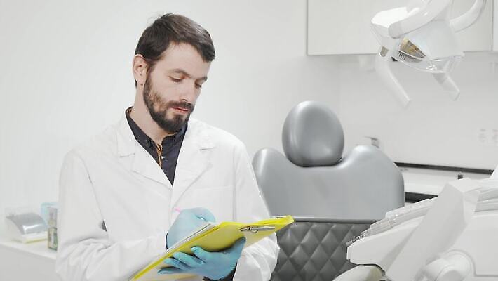 직업 라이프스타일 친절 실내 건강 치과 한명 미소 치료 약 의사 실험복 작업 자신감 입 구멍 치아 청소 치과의사 약속 문제 외과 틀니 위생관리 치아교정 치통 헬프 살균 치위생사 4K 구강학 MOV 해외동영상 클립영상 1 감정 의학 표정 병원 관리 사람 내부 생활 신체부위 의료진 가운 도움 소화기관 질병 교정 동영상 파일형식 옷 컨셉 장기 신체