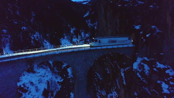 나무 겨울 교통시설 자연 하늘 산 안테나 풍경 사람없음 야외 강 골짜기 기찻길 기차 추위 흰색 터널 야간 저녁 숲 스위스 알프스 공학 빛망울 항공촬영 구름다리 랜드마크 옛날 조감도 4K MOV 해외동영상 클립영상 자연요소 식물 계절 교육 유럽 길 육상교통 뷰포인트 컬러 교통 통신 대중교통 빛 다리 밤 시설 생태계 동영상 가교 파일형식