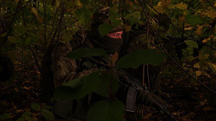 응시 시선 무기 포즈 유니폼 모션 경고 마스크 안전 두명 군인 총 관찰 그룹 수비 수술 숲 위험 공격 준비 군용 싸움 전쟁 육군 변장 적 4K MOV 해외동영상 클립영상 직업 옷 컨셉 의학 군대 사람 치료 동영상 국군 파일형식