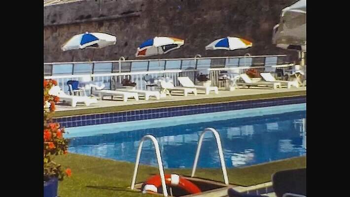 외관 유럽 바다 섬 여행 자연 하늘 호텔 휴가 휴식 사람없음 야외 건물 물 파란색 맑음 수확 골동품 만 거친 역사 클래식 지중해 필름 영화 향수 휴양지 문서 복고 영사기 몰타섬 보관소 아마추어 옛날 4K MOV 해외동영상 클립영상 자연요소 건축물 나라 컬러 컨셉 농업 숙소 날씨 문화예술 화장품 장소 저장 생태계 몰타 동영상 파일형식