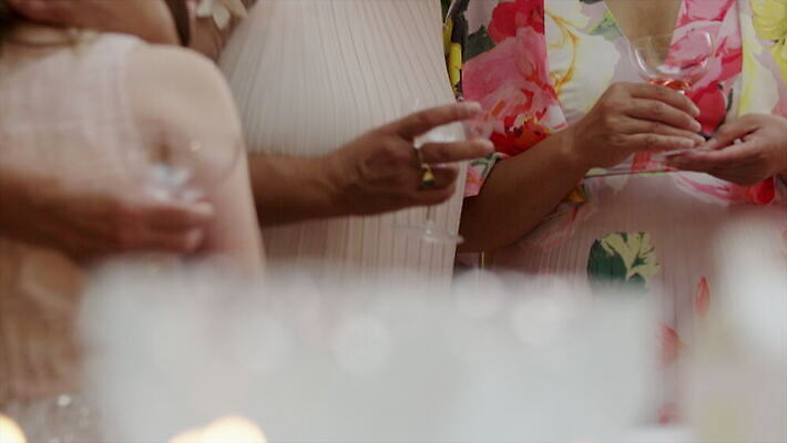 백인 드레스 남자 음료 유리 영국 함께함 실내 서기 미소 정장 여러명 축하 잡기 우아함 패닝샷 성인남자만 성인여자만 4K 틸트업 MOV 해외동영상 클립영상 서양인 옷 유럽 다수 컨셉 모션 재질 촬영기법 표정 사람 내부 동영상 남자만 여자만 성인만 파일형식