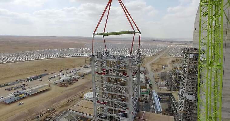 산업 건조 사람없음 야외 건물 햇빛 태양 환경 기계 재활용 장비 건설현장 사막 발전소 에너지 성장 판넬 기중기 가스 공학 항공촬영 개발 드론 4K MOV 해외동영상 클립영상 자연요소 건축물 교육 뷰포인트 건설업 중장비 친환경 동영상 파일형식