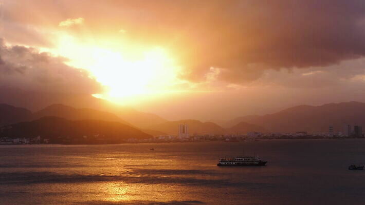 실루엣 아시아 파도 바다 섬 여행 백그라운드 오렌지 자연 하늘 휴가 파노라마 동양인 풍경 사람없음 건물 물 여름 파란색 빛 햇빛 태양 노란색 평화 일출 중국 황혼 일몰 새벽 도시 보트 저녁 베트남 포트 스카이라인 내추럴 랜드마크 수평선 4K MOV 해외동영상 클립영상 자연요소 건축물 계절 나라 컬러 컨셉 배_교통 과일 촬영기법 인종 노을 동남아시아 야간 생태계 동영상 파일형식