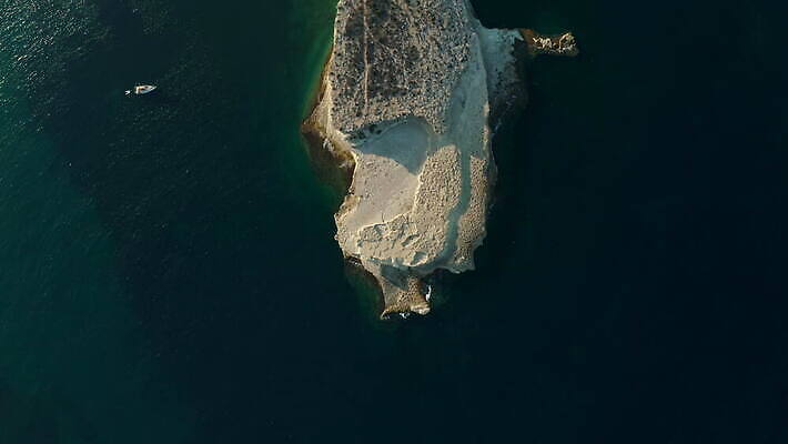 유럽 바다 섬 여행 요트 자연 아침 휴가 사람없음 물 파란색 뷰티 보트 지중해 남쪽 석회암 조감도 헤드랜드 4K 설정숏 MOV 해외동영상 클립영상 주간 자연요소 나라 컬러 배_교통 촬영기법 암석 방향 생태계 동영상 파일형식