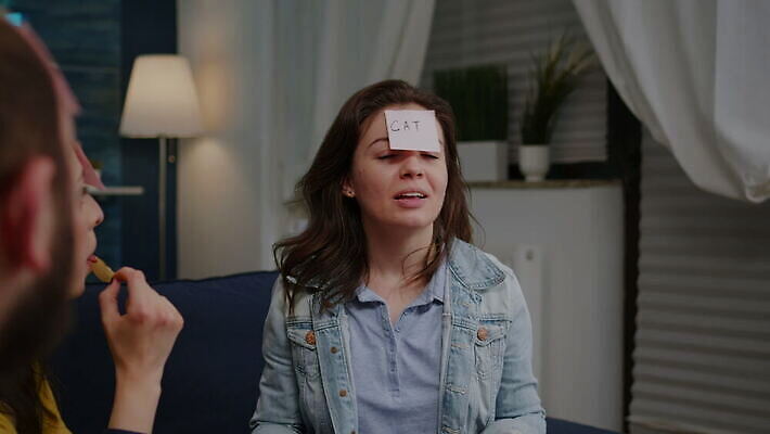 라이프스타일 행복 거실 모션 놀이 협력 주택 맥주 함께함 대화 미소 웃음 사람 사람없음 친구 소파 우정 기쁨 모임 마시기 게임 그룹 저녁 주말 다인종 다민족 어려움 이마 흥미 사교적 4K MOV 해외동영상 클립영상 감정 컨셉 의자 관계 주류 표정 말하기 인종 건물 생활 야간 동영상 파일형식