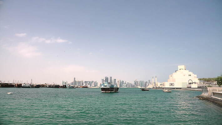 전통 문화 바다 여행 비즈니스 건축양식 낚시 항해 미술 사람없음 건물 목재 탑 항구 고층빌딩 도시 만 보트 역사 재산 도심 중앙 이슬람교 정박 박물관 함선 아라비아 포트 카타르 동쪽 스카이라인 랜드마크 수도권 아랍어 4K MOV 해외동영상 클립영상 나무 건축물 건축 종교 배_교통 재료 중동 교통시설 레저 문화예술 빌딩 금융 방향 지역 동영상 파일형식