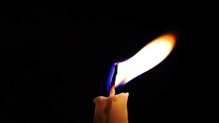 백그라운드 컨셉 촛불 불 추상 따뜻함 사람없음 빛 노란색 검은색 축제 어둠 낭만 뜨거움 야간 소프트포커스 명상 보케 아로마테라피 빛망울 광 심지 왁스 화상 4K MP4 해외동영상 클립영상 자연요소 컬러 무늬 초 촬영기법 상처 테라피 동영상 파일형식