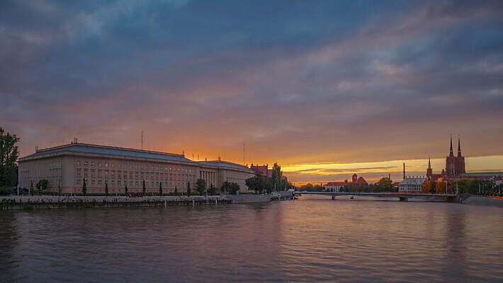 구름 유럽 여행 건축양식 하늘 풍경 사람없음 야외 건물 빛 강 도시풍경 햇빛 태양 반사 탑 어둠 황혼 일몰 도시 시간 역사 도심 야간 저녁 타운 스카이라인 폴란드 랜드마크 브로츠와프 옛날 4K 타임랩스 MOV 해외동영상 클립영상 자연요소 건축물 건축 나라 촬영기법 노을 동영상 파일형식